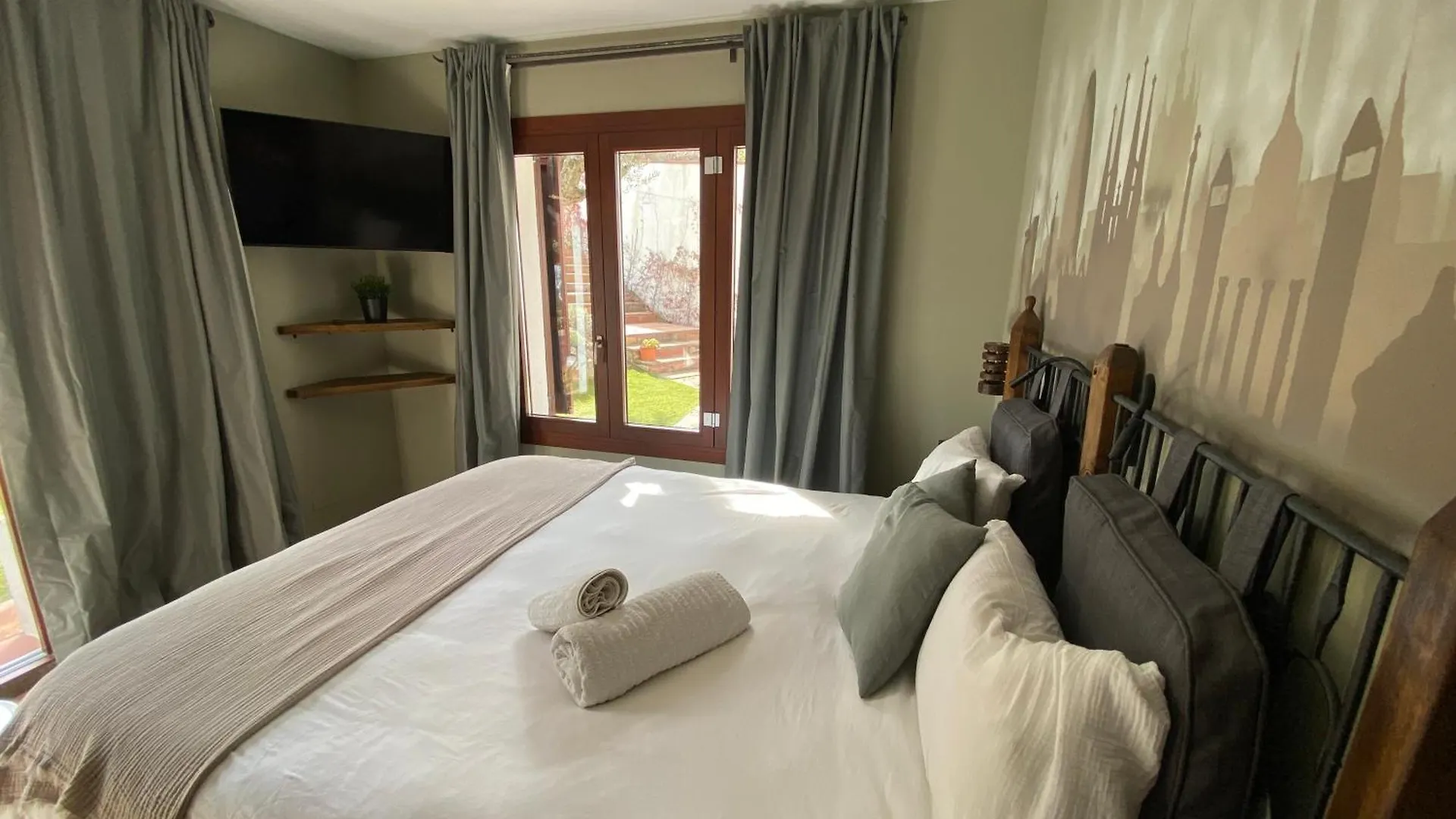 B&B Premium Premia De Dalt 0*,